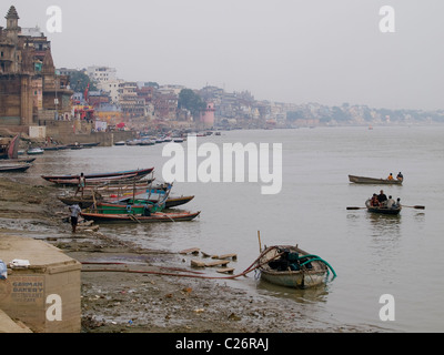 Barques sur le lit des rivières du Gange à Varanasi en attente d'aller chercher les touristes Banque D'Images