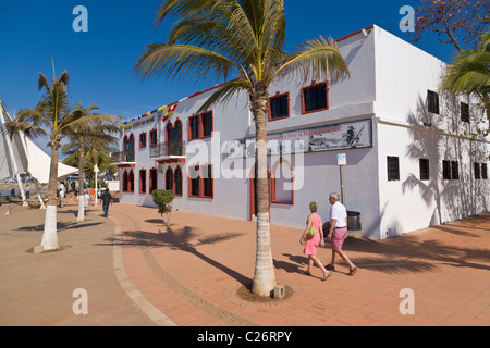 Les gens qui marchent le long du Malecon, Puerto Vallarta, Jalisco, Mexique Banque D'Images