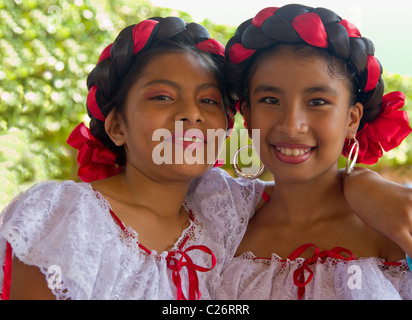 Filles mexicaines en costume local, Tuxtla Chico, Chiapas, Mexique Banque D'Images