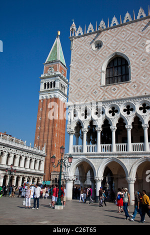 Le Campanile (clocher) et le Palais Ducal (Palais des Doges) sur la Piazza San Marco à Venise en Italie. Banque D'Images