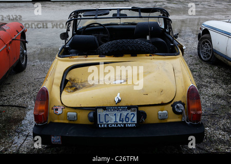 MG Sportscar britannique s'assied avant vente aux enchères, à côté d'une grange dans l'Indiana rural voiture de sport. Banque D'Images