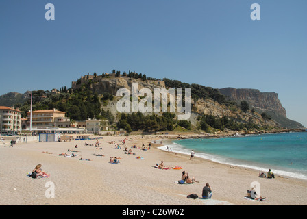 F/Provence/Bouche du Rhône : la plage principale du port méditerranéen de Cassis est dominée par le château de Michelin sur le cap Canaille Banque D'Images