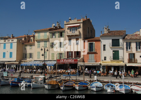 France, Provence, Bouches du Rhône : quai Baux au port de pêche méditerranéen ville Cassis est bordée de bars et restaurants Banque D'Images