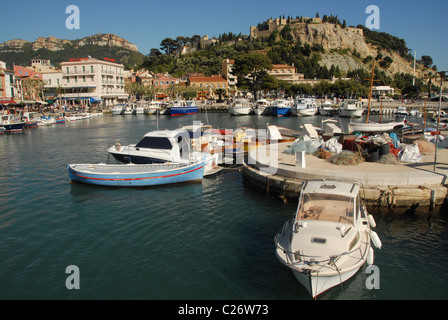 F/var/Bouches du Rhône : la Méditerranée port de cassis Château dominé par Michelin sur rocky Cap Canaille Banque D'Images