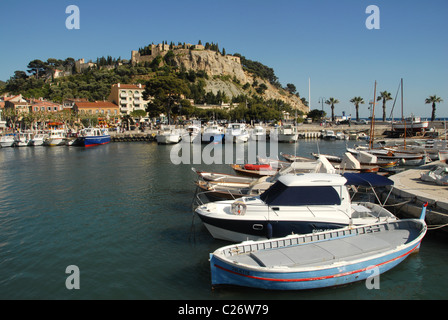 F/var/Bouches du Rhône : port de Cassis Méditerranée dominée par le Château sur l'éperon Michelin Canaille Capoe Banque D'Images