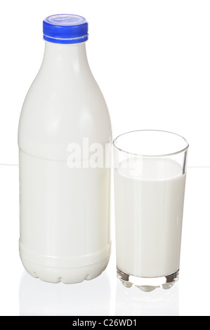 Bouteille avec du lait et un verre isolé sur fond blanc Banque D'Images