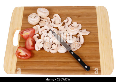 Pour couper les champignons sur brown chopping board Banque D'Images
