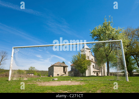 Église de l'Annonciation de la Bienheureuse Vierge Marie (Sydoriv village, région de Ternopil, Ukraine, construit en 1726-1730) et le football objectif. Banque D'Images