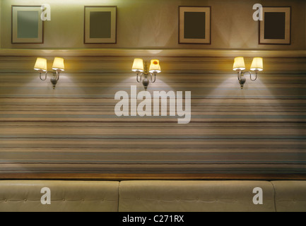 Mur décoré dans un café, cadres vides sur le mur, lampes vintage, sièges en cuir et d'écran. Banque D'Images