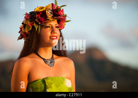 Alii Kai danseuse de hula pose sur la plage de Waikiki avec comme toile de Diamond Head Banque D'Images