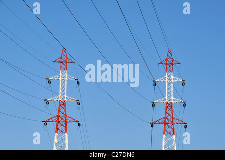 Les lignes d'énergie électrique dans le ciel bleu, Auvergne, France Banque D'Images