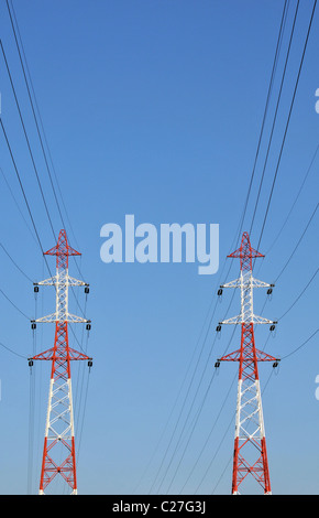 Les lignes d'énergie électrique dans le ciel bleu, Auvergne, France Banque D'Images