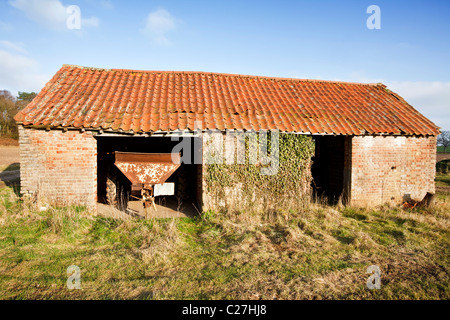 Une vieille grange éclairée par un faible soleil d'hiver, Norfolk, UK Banque D'Images