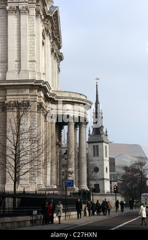 Vue sur le porche sud de la Cathédrale St Paul, Ville de London, England, UK Banque D'Images