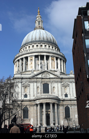 Vue sur le porche sud de la Cathédrale St Paul, Ville de London, England, UK Banque D'Images