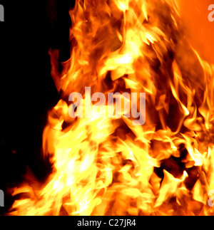 Flammes d'un incendie, d'Inferno. Corps lumineux chaud de brûler le gaz provenant de la combustion de matériaux de cours d'eau scintillante. Banque D'Images