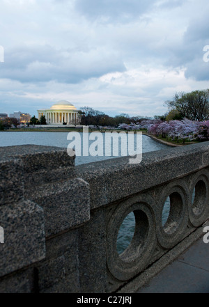 Le Jefferson Memorial et cerisiers en fleurs sur les bords de la Washington DC Tidal Basin avec un pont à l'avant-plan. Banque D'Images