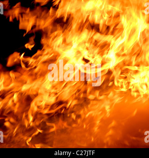 Flammes d'un incendie, d'Inferno. Corps lumineux chaud de brûler le gaz provenant de la combustion de matériaux de cours d'eau scintillante. Banque D'Images