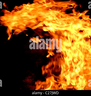 Flammes d'un incendie, d'Inferno. Corps lumineux chaud de brûler le gaz provenant de la combustion de matériaux de cours d'eau scintillante. Banque D'Images