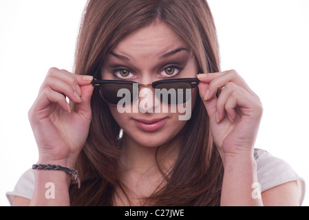 Brunette woman à au-dessus de ses lunettes de soleil Banque D'Images