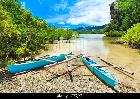 Bateau philippin traditionnel dans le lagon tropical Banque D'Images