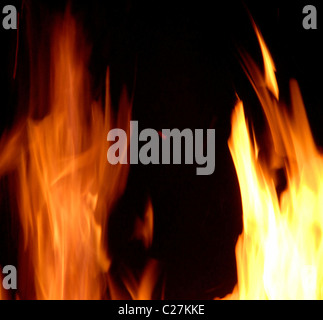 Flammes d'un incendie, d'Inferno. Corps lumineux chaud de brûler le gaz provenant de la combustion de matériaux de cours d'eau scintillante. Banque D'Images