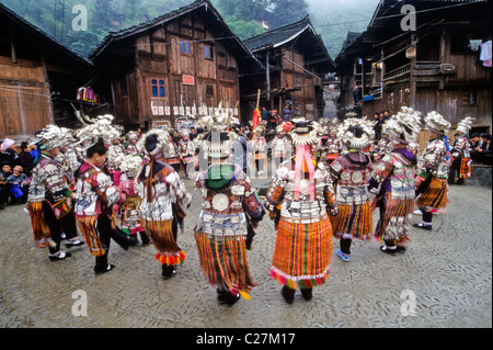 Short-Skirt Miao festival danse en robe, Datang, Guizhou, Chine Banque D'Images