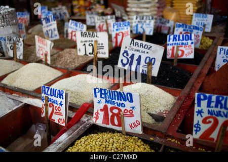 Produits en vente à La Merced ou le marché central de la ville de Mexico. Banque D'Images