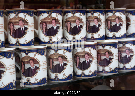 Tasses souvenir pour le mariage royal entre le Prince William et Kate Middleton Banque D'Images