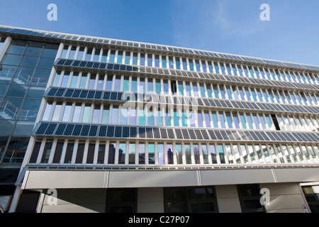 Des panneaux solaires sur un bâtiment sur le campus de l'Université Northumbira, Newcastle upon Tyne, au Royaume-Uni. Banque D'Images