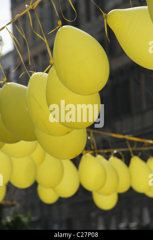 Beaucoup de ballons jaunes suspendus dans Rome Italie Banque D'Images