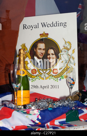 Affichage de vitrine pour célébrer le mariage royal Banque D'Images