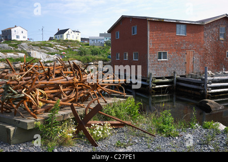 Un tas de ferraille rouillée entre des baraques à Peggy's Cove, en Nouvelle-Écosse. Banque D'Images