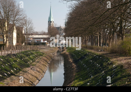 Blick auf die Katholische Kirche, im Vordergrund die Seseke Banque D'Images