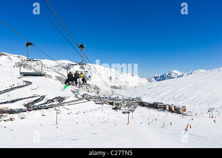 Télésiège et vue sur le centre de la station balnéaire de Costa Rodona, pas de la Casa, la station de ski de Grandvalira, Andorre Banque D'Images