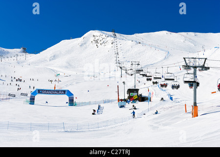 Pistes et télésiège à Costa Rodona, pas de la Casa, la station de ski de Grandvalira, Andorre Banque D'Images