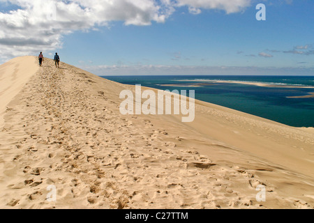 Deux personnes marchant sur la dune du Pilat arcachon france.copy space.format paysage Banque D'Images