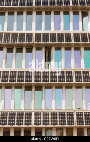 Des panneaux solaires sur un bâtiment sur le campus de l'Université Northumbira, Newcastle upon Tyne, au Royaume-Uni. Banque D'Images