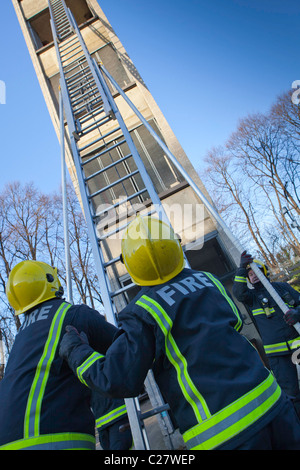 La gare de London Fire Brigade, session de formation sur le deuxième étage de la tour. Fire fighter configurer les échelles. Banque D'Images