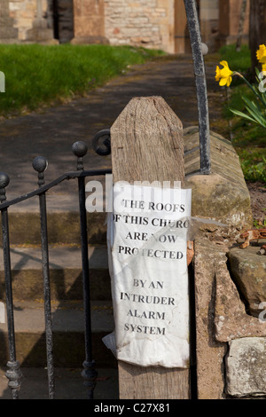 Avis d'alerte sur l'effet de vol du toit de l'église paroissiale de Saint Barthélémy le village de Kneesall Lincolnshire en Angleterre Banque D'Images