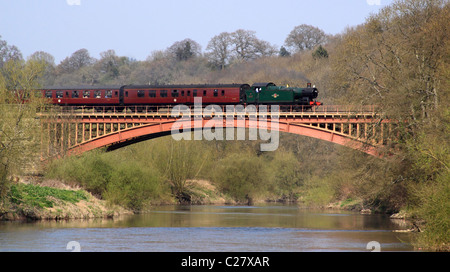 Une locomotive à vapeur de voyageurs passant sur le pont Victoria qui traverse la rivière Severn , Worcestershire, Angleterre, Europe Banque D'Images