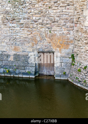 Douves et la porte au niveau de l'eau dans le mur de château au Château de Suscinio, Morbihan, Bretagne, France, Europe Banque D'Images