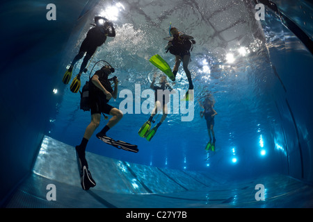 Une session de formation de plongée dans une piscine (France). Entraînement à la plongée sous-marine en piscine (France). Banque D'Images