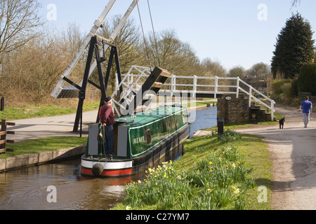 Froncysyllte barbu blanc de la Galles du Nord direction timonier 15-04 grâce à open swing sur le pont du canal de Shropshire Union Banque D'Images