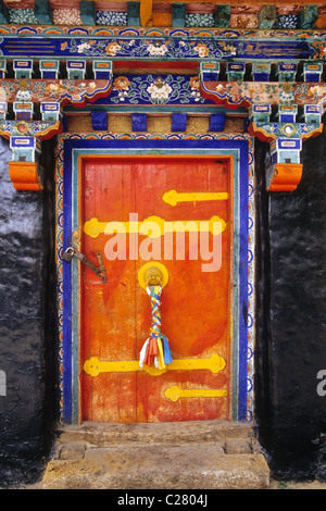 Au Palais de Norbulingka porte colorée, Lhassa, Tibet, Chine Banque D'Images