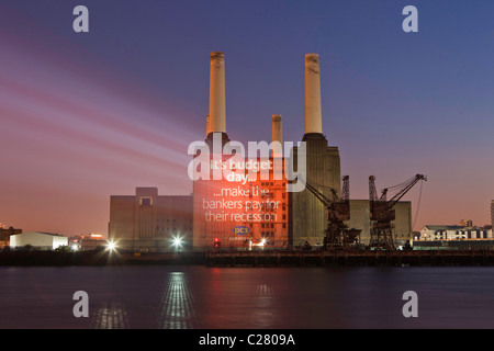 Projet d'Union PC Londres bâtiments avec des slogans anti couper et encouragé les gens à participer à la TUC de mars. Battersea Power Station Banque D'Images