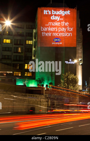 Projet d'Union PC Londres bâtiments avec des slogans anti couper et encouragé les gens à participer à la TUC de mars. Hôtel Intercontinental. Banque D'Images