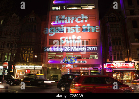 Projet d'Union PC Londres bâtiments avec des slogans anti couper et encouragé les gens à participer à la TUC de mars. Capital Radio bâtiment. Banque D'Images