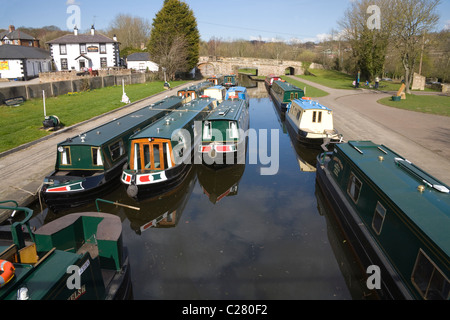 Trevor North Wales UK Narrow bateaux amarrés dans le bassin de Trevor sur le canal de Llangollen et Shropshire Union Banque D'Images