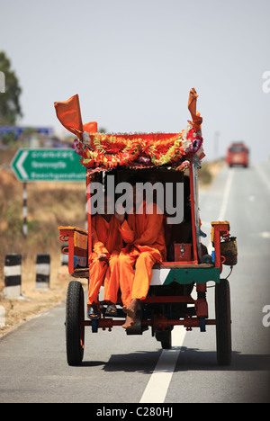 Shirdi Sai Baba temple sur roues avec des petits garçons en orange l'Andhra Pradesh en Inde du Sud Banque D'Images